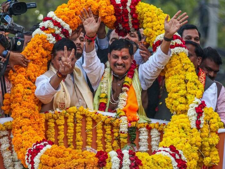 Mohan Yadav In Ujjain: CM बनने के बाद पहली बार उज्जैन पहुंचे मोहन यादव का हुआ भव्य स्वागत, लोगों ने खूब लुटाया प्यार MP Mohan Yadav reached Ujjain for first time after becoming CM people showered lot of love Mohan Yadav In Ujjain: CM बनने के बाद पहली बार उज्जैन पहुंचे मोहन यादव का हुआ भव्य स्वागत, लोगों ने खूब लुटाया प्यार