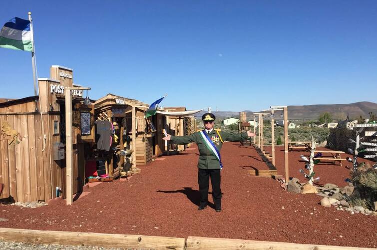 molossia-country-3-dogs-and-three-humans-only-this-many-people-live-in-this-entire-country Molossia: 3 કૂતરા અને 3 માણસો...આ દેશમાં રહે છે ફક્ત આટલા લોકો