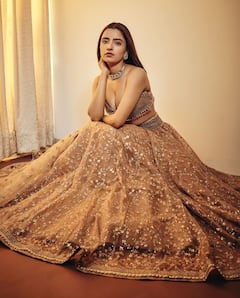 Rukshaar Dhillon Photos: గ్లామర్ డోస్ పెంచిన రుక్సార్ - ట్రెడిషనల్ డ్రస్‌లోనూ తగ్గట్లేదుగా!