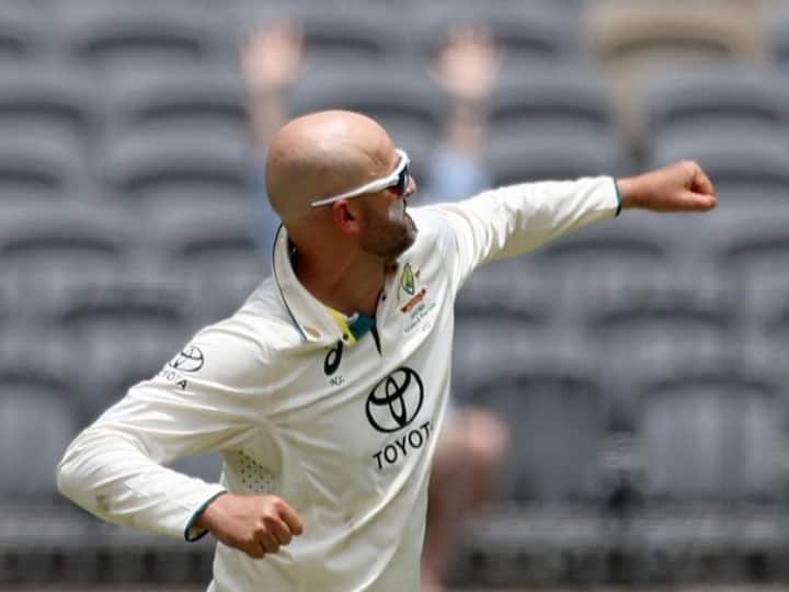 AUS vs PAK: टेस्ट क्रिकेट में 500 विकेट लेने वाले दुनिया के 8वें गेंदबाज बने नाथन ल्योन, पाकिस्तान के खिलाफ रचा इतिहास AUS vs PAK: Nathan Lyon becomes the 8th bowler in the world to take 500 wickets in Test cricket, made a record against Pakistan AUS vs PAK: टेस्ट क्रिकेट में 500 विकेट लेने वाले दुनिया के 8वें गेंदबाज बने नाथन ल्योन, पाकिस्तान के खिलाफ रचा इतिहास
