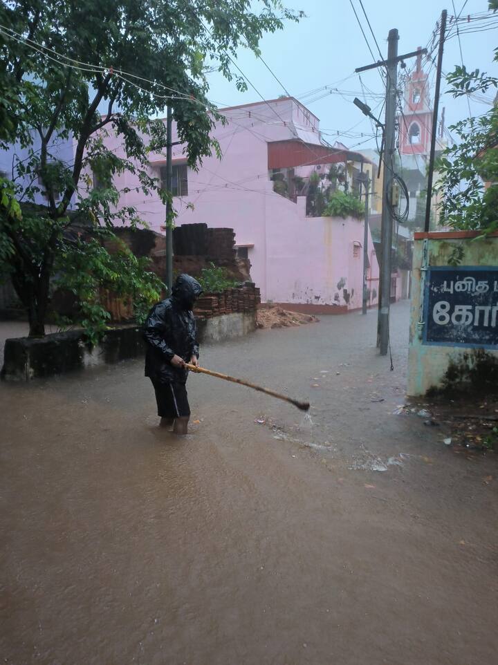 இதனால் அம்மாவட்டங்களில் உள்ள நகரங்கள் முதல் கிராமங்கள் வரை வெள்ள நீர் சூழ்ந்துள்ளது.