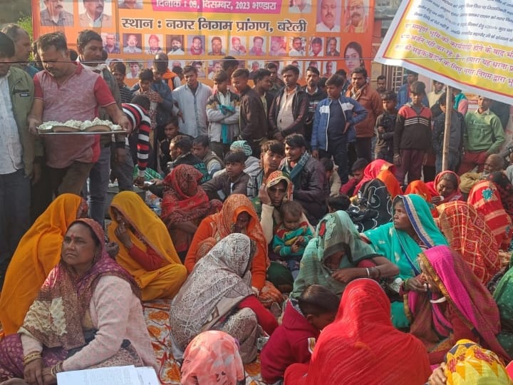 Bareilly one year child death due to cold after pneumonia protesters demand road ANN Bareilly News: प्रदर्शनकारियों में शामिल एक साल की बच्ची ने तोड़ा दम, सर्दी लगने से हो गया था निमोनिया