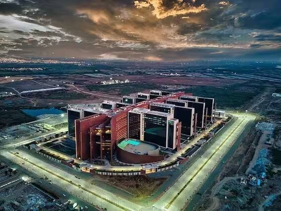 સૌથી ઉંચી પ્રતિમા બાદ હવે વિશ્વની સૌથી મોટી ઓફિસનો રેકોર્ડ ભારતના નામે થવા જઈ રહ્યો છે. આજે વડાપ્રધાન નરેન્દ્ર મોદી સુરતમાં વિશ્વની સૌથી મોટી ઓફિસ બિલ્ડિંગનું ઉદ્ઘાટન કરવા જઈ રહ્યા છે.