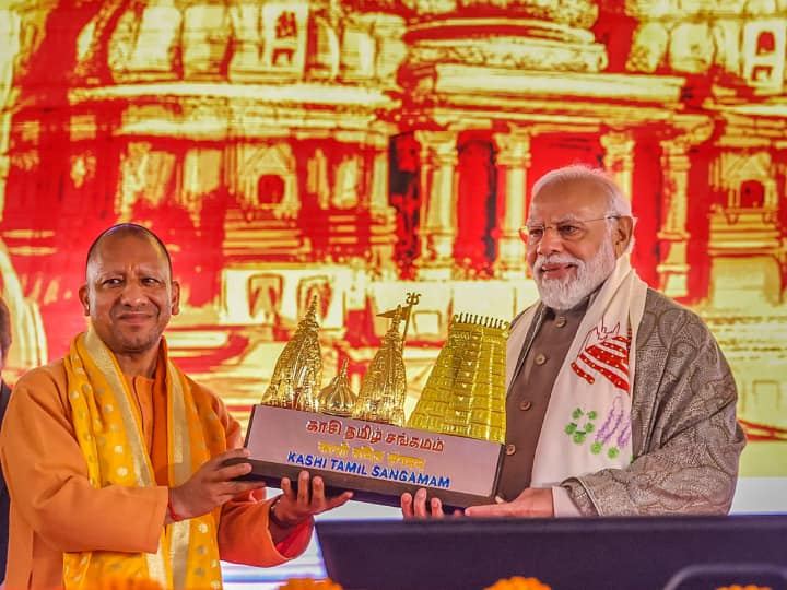PM Modi Varanasi Visit: वाराणसी के नमो घाट पर काशी तमिल संगमम 2.0 के उद्घाटन के दौरान प्रधान मंत्री नरेंद्र मोदी के साथ उत्तर प्रदेश के मुख्यमंत्री योगी आदित्यनाथ भी नजर आए.