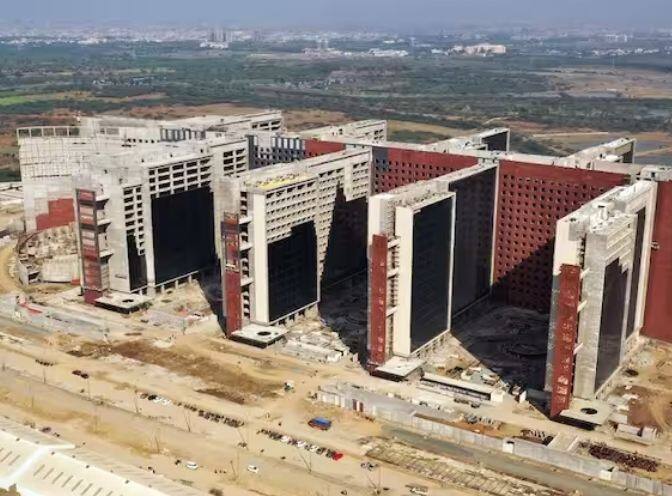 ਇਹ ਇਮਾਰਤ 67 ਲੱਖ ਵਰਗ ਫੁੱਟ 'ਚ ਬਣੀ ਹੈ ਅਤੇ ਇਸ ਦੇ ਨਿਰਮਾਣ 'ਤੇ ਕਰੀਬ 3500 ਕਰੋੜ ਰੁਪਏ ਖਰਚ ਕੀਤੇ ਗਏ ਹਨ। ਇਸ ਇਮਾਰਤ ਵਿੱਚ ਲਗਭਗ 4,500 ਹੀਰਾ ਵਪਾਰਕ ਦਫ਼ਤਰ ਇੱਕੋ ਸਮੇਂ ਕੰਮ ਕਰ ਸਕਦੇ ਹਨ।