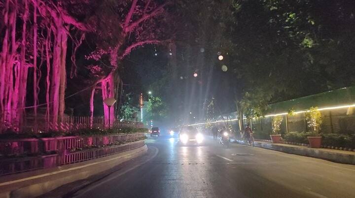 देर रात ही बनारस की सड़के झालर की लाइटों से जगमग देखी जा रहे हैं.