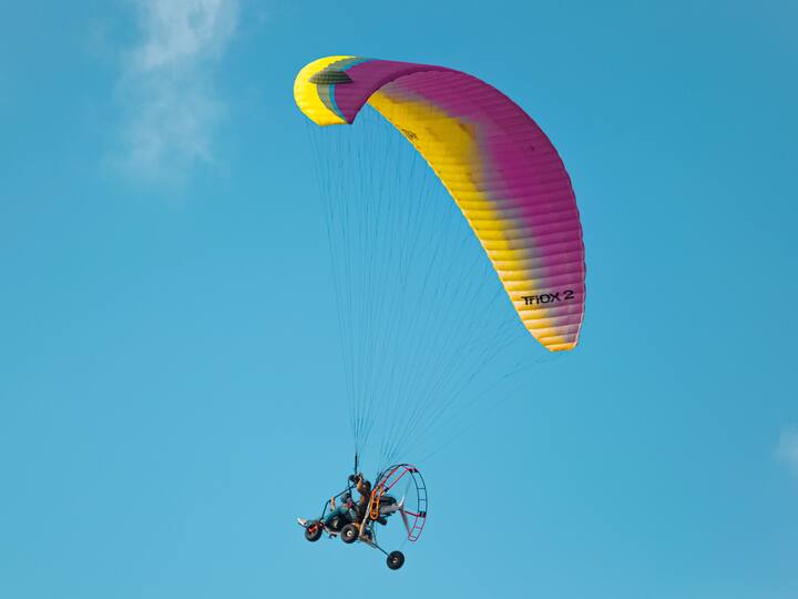 Skydiving Spots : तुम्हाला स्काय डायव्हिंगचे वेड आहे का? असल्यास 'हे' स्पॉट तुमच्यासाठी स्वर्गापेक्षा कमी नाहीत.