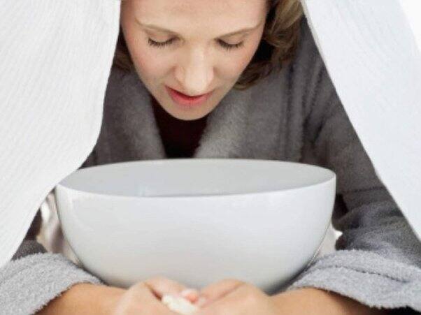 गरम पाण्याची वाफ घेणे सर्दीबरोबरच त्वचेसाठी खूप फायदेशीर आहे. हिवाळ्यात आठवड्यातून तीन ते चार वेळा वाफ घेतल्यास सर्दी, खोकला यांसारख्या आरोग्याशी संबंधित समस्या टाळण्यास मदत होईल. [Photo Credit : quora.com]