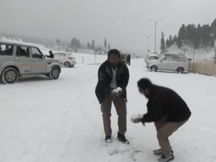 Tourists were seen playing with snow. This layer of snow is the result of the fresh snowfall that J&K received on Saturday. (Image Source: X/@ANI)