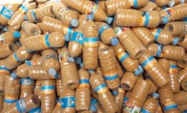 বালি, সিমেন্ট, ইঁট নয়, ফেলে দেওয়া প্লাস্টিকের বোতলের মধ্যে মরুভূমির বালি ভরে বাড়ি তৈরির উপায় বের করেন লেহবিব। পৃথিবীকে প্লাস্টিকমুক্ত করতে যখন চেষ্টা চালাচ্ছেন পরিবেশ এবং বিজ্ঞান সচেতন মানুষজন, সেই সময় পরিবেশের ক্ষতি না করে প্লাস্টিককে সঠিক কাজে লাগানোর উপায় বের করেছেন লেহবিব।   ছবি: টাটেহ্ লেহবিব বারিকার ট্যুইটার হ্যান্ডল থেকে সংগৃহীত।