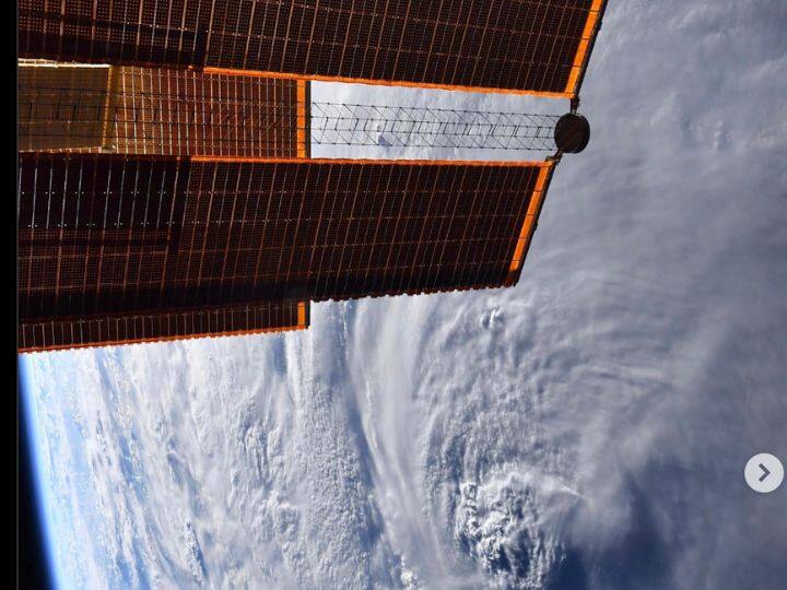 अंतरिक्ष अपने आप में एक रोमांचक और रहस्यमई जगह है. लेकिन जब अंतरिक्ष से पृथ्वी या अन्य ग्रहों को देखा जाता है तो एक अलग तरह का नजारा देखने को मिलता है. साल 2023 खत्म होने जा रहा है. ऐसे में हम आपको अंतरिक्ष से धरती की पांच ऐसी तस्वीर दिखाएंगे जो नासा और अंतरिक्ष यात्रियों ने जारी की हैं. जिन्हें देखने के बाद आपका मन खिल उठेगा. पहली तस्वीर एस्ट्रोनॉट एंड्रियास मोगेन्सन द्वारा ली गई है. जिसमें पृथ्वी बादलों से ढकी हुई दिखाई दे रही है. बादल बिल्कुल हुई की तरह नजर आ रहे हैं. देखने में ही नजर बिल्कुल अद्भुत है.