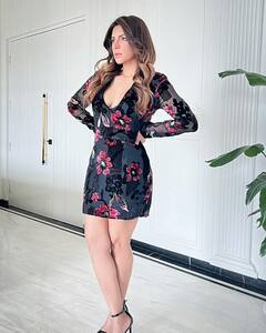 Shama Sikander PHOTO: બ્લેક શોર્ટ ડ્રેસમાં હોટ લાગી શમા સિકંદર, તસવીરો પરથી નજર નહીં હટે