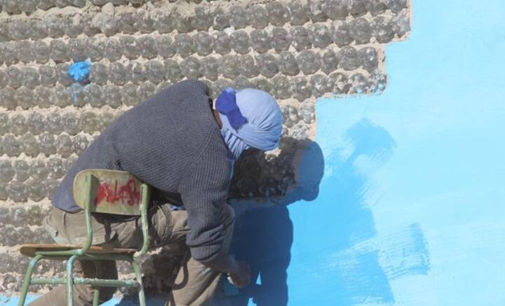 ইঁট সিমেন্টের পরিবর্তে বালিভর্তি বোতল এবং কাদামাটির মিশ্রণ দিয়ে দেওয়াল গাঁথলে, তা আরও মজবুত হয় বলে মত নির্মাণ বিশেষজ্ঞদের। এমনকি ভূমিকম্পেও এই বাড়ি ভেঙে পড়ে না বলে দেখা গিয়েছে। আবার গরমেও ঘর ঠান্ডা থাকে। চাইলে দেওয়ালে কাদা লেপে, তার উপর রংও করে নেওয়া যায়।   ছবি: টাটেহ্ লেহবিব বারিকার ট্যুইটার হ্যান্ডল থেকে সংগৃহীত।