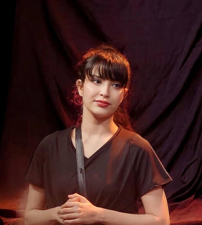 अभिषेक संग रिश्ता शो के बाहर कैसे चल पाएगा इसे लेकर खानजादी श्योर नहीं हैं. उन्होंने कहा कि हम अपने रिश्ते के फ्यूचर के लिए श्योर नहीं हैं. हमारा फ्चूयर नहीं है. पर मैं फ्लो के साथ जाना पसंद करूंगी.