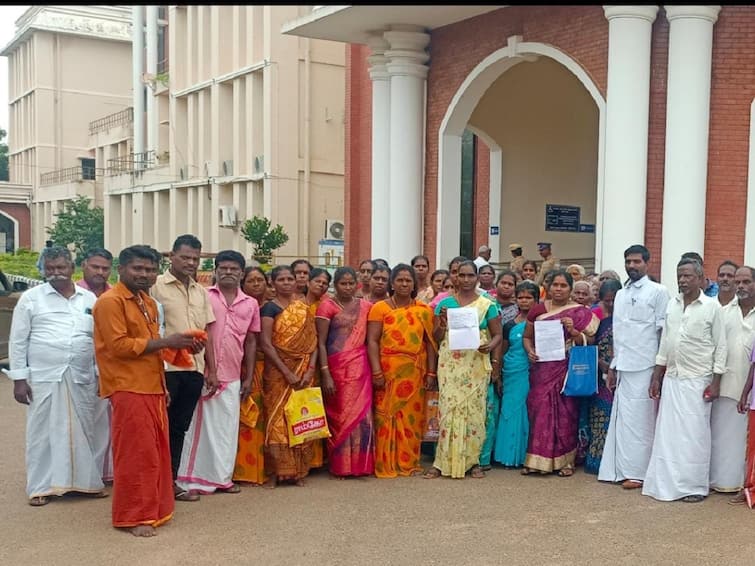 Opposition to merger of Karugudi panchayat with Tiruvaiyar: Gathered women petition in Collecto காருகுடி ஊராட்சியை திருவையாறுடன் இணைக்க எதிர்ப்பு: கலெக்டர் அலுவலகத்தில் திரண்ட பெண்கள்!
