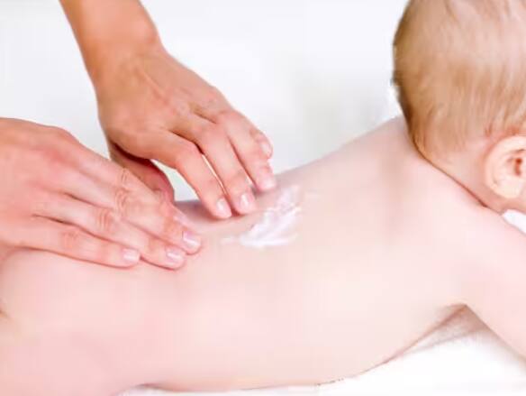 ਤੁਸੀਂ ਦਾਦੀ ਨੂੰ ਇਹ ਕਹਿੰਦੇ ਸੁਣਿਆ ਹੋਵੇਗਾ ਕਿ ਮਾਲਿਸ਼ ਕਰਨ ਨਾਲ ਸਰੀਰ ਮਜ਼ਬੂਤ ਹੁੰਦਾ ਹੈ ਅਤੇ ਬੱਚੇ ਦਾ ਚੰਗੀ ਤਰ੍ਹਾਂ ਵਿਕਾਸ ਹੁੰਦਾ ਹੈ।