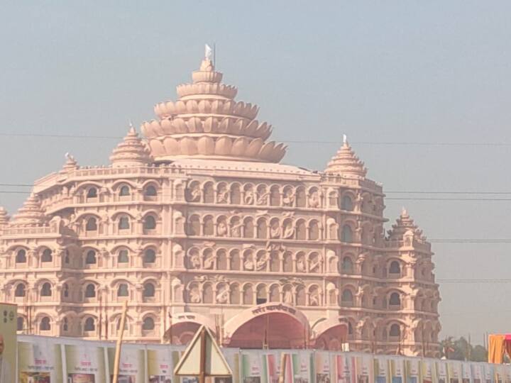 PM Modi Varanasi Visit: स्वर्वेद महामंदिर दुनिया का सबसे बड़ा मेडिटेशन सेंटर है. प्रांगण में 20,000 से अधिक लोग एक साथ योग कर सकते हैं. पीएम मोदी ने दौरे के दूसरे उद्घाटन किया.