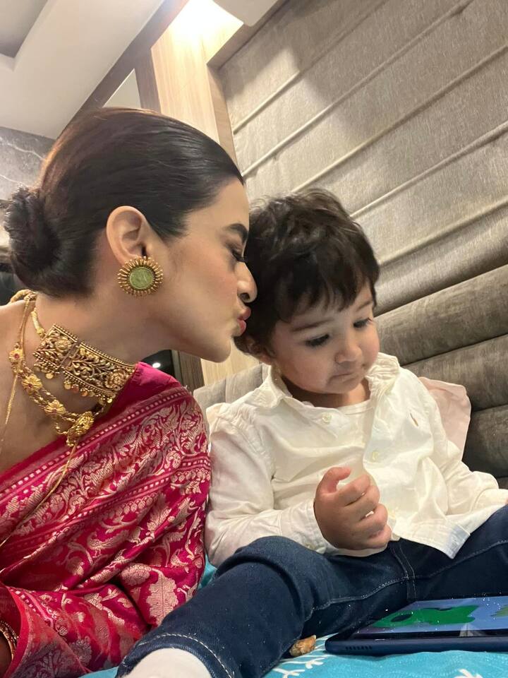 প্রণাম সেরেই একে অপরকে বাহুডোরে বাঁধেন নবদম্পতি। দর্শনা ও সৌরভের জীবনের এই নতুন ইনিংসে রইল অঢেল শুভেচ্ছা।