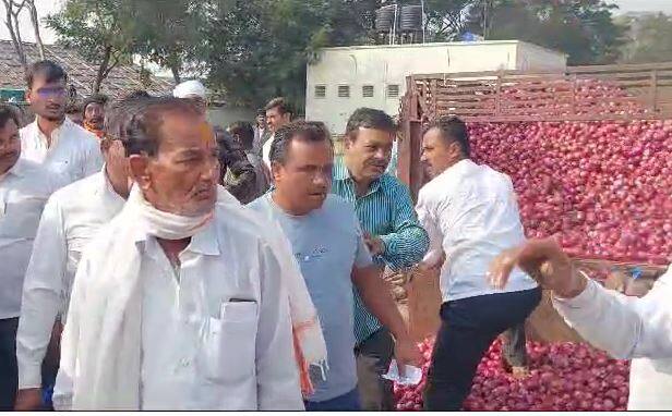 सरकारनं तातडीनं कांद्यावरील निर्यातबंदी उठवावी अशी मागणी शेतकऱ्यांनी केलीय. तसेच शेतकऱ्यांनी केंद्र सरकार विरोधात घोषणाबाजी केली.