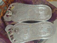 Ram Mandir: रामलला की चरण पादुका की पहली तस्वीर आई सामने, सोने-चांदी से की गई हैं तैयार