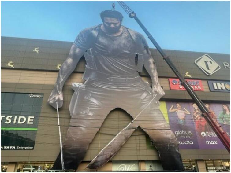 salaar mania takes over as 120 feet cutout of prabhas setup Salaar Cutout:ముంబైలో 120 అడుగుల ప్రభాస్ కటౌట్ - ‘సలార్’ కోసం ఎంత కష్టపడ్డారో చూడండి