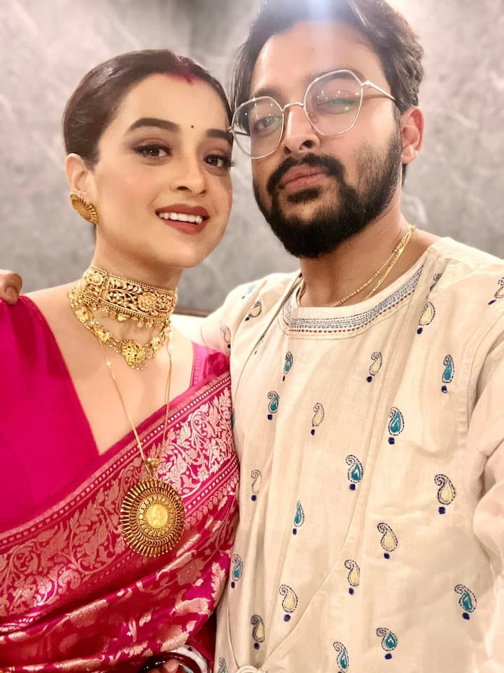 একে অপরের প্রতি সমান সম্মান, মর্যাদা, ভালবাসা ও আনন্দের সঙ্গেই কাটল ভাতকাপড়ের মুহূর্ত। সকলেই সৌরভের কীর্তিতে অবাক হলেও হয়েছেন খুশিও।