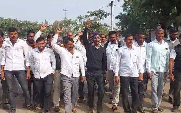 , लासलगाव बाजार समितीत शेतकऱ्यांकडून कांदा लिलाव बंद पाडण्यात आले आहेत. दुसरीकडे NCCF (National Cooperative Consumers​ Federation) कडून कांदा खरेदी सुरू असल्याचा दावा सरकारकडून केला जात असला तरी प्रत्यक्षात कांदा खरेदी होत नसल्याची शेतकरी ओरड करत आहेत.