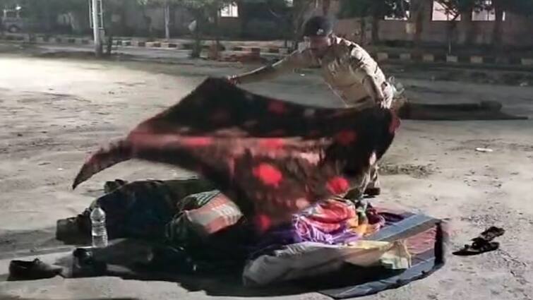 Ahmedabad News: Odhav Police distributed blankets to people living on the footpaths Ahmedabad News: પોલીસ બની પ્રજાનો સાચો મિત્ર, ઓઢવ પોલીસે નિરાધાર લોકોને ધાબળાનું કર્યું વિતરણ