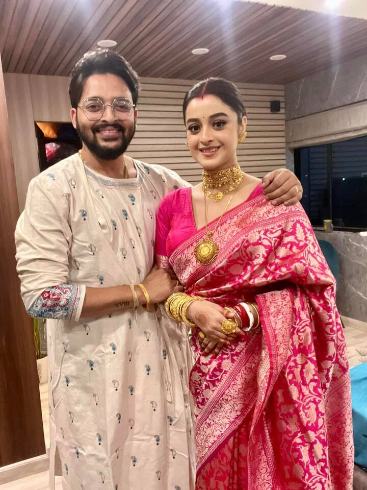 দর্শনা ও সৌরভের বিয়েতে হাজির ছিল গোটা টলিপাড়া। এসেছিলেন সৌরভ গঙ্গোপাধ্যায়ও।