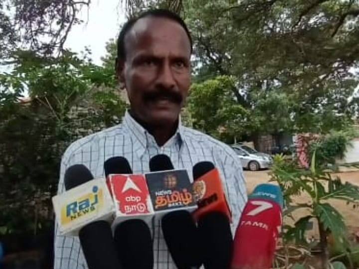 Natural farmer who creates awareness by making artificial rain through trees in karur  - TNN மரம் மூலம் செயற்கை மழை பொழிய வைத்து விழிப்புணர்வை ஏற்படுத்தும் இயற்கை விவசாயி