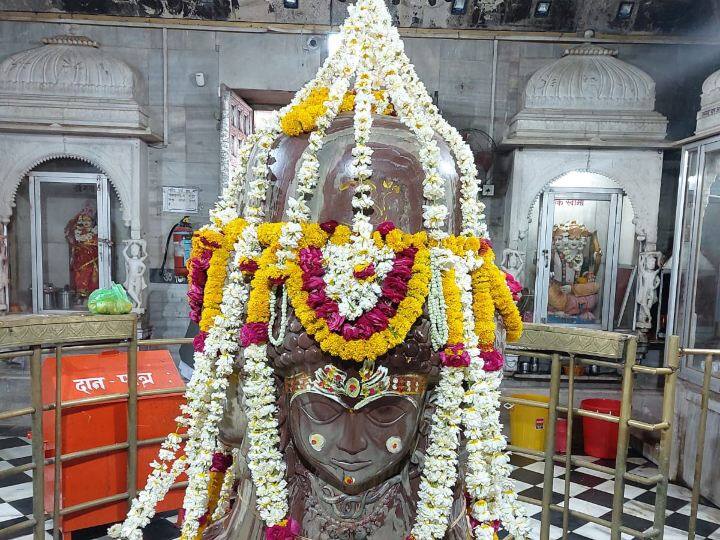 বহু অনুরোধে পরে শিব ঠিক করেন, তিনি যখন হরিণ বেশে এখানে ঘুড়েছেন তখন পশুদের পালন কর্তা হিসাবে এখানে তিনি পরিচিত হবেন। তারপর থেকেই এখানে শিবকে পশুপতিনাথ হিসেবে পূজা করা হয়ে আসছে। ছবি- ফ্রিপিক