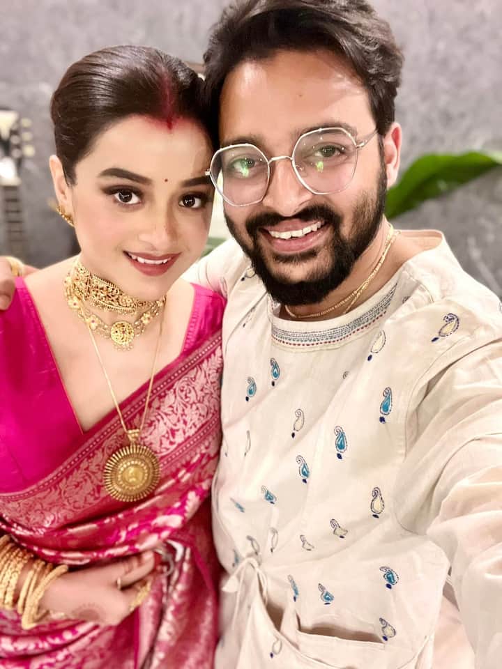 এই সময়েরই একটি দৃশ্যে মনজয় করেন সৌরভ। নিয়ম মেনে যেই বরের পা ছুঁয়ে প্রণাম করলেন দর্শনা, ওমনি স্ত্রীয়ের পা ছুঁয়ে প্রণাম সারলেন সৌরভও।