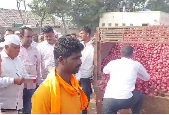 केंद्र सरकारनं कांद्यावर निर्यातबंदी केल्यानंतर कांद्याचे भाव सतत कोसळत असल्यानं मनमाड येथील शेतकरी संतप्त झाले आहेत. कांद्याच्या दरात सुरु असलेली घसरण सुरुच आहे.