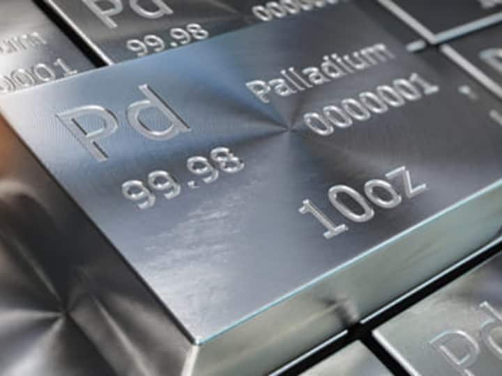 वहीं चांदी और प्लेटिनम में फर्क आप उसका रंग भी देख कर कर सकते हैं. दरअसल, चांदी का रंग दुधिया सफेद होता है. जबकि प्लेटिनम का रंग हल्का ग्रे होता है. इसके अलावा ये चांदी से ज्यादा ठोस होता है.