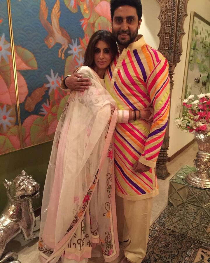 एक यूजर ने जया और श्वेता के लिए लिखा कि, “वो दोनों नव्या के बकवास पॉडकास्ट को रिकॉर्ड करने के लिए कहीं दूर गए होंगे..” दूसरे ने लिखा, “उन्हें ऐश्वर्या से दिक्कत है, लेकिन इस बच्ची ने उनके साथ क्या किया?  कम से कम अभिषेक के लिए ही चले जाते..”