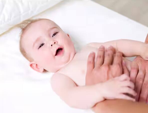 ਬਦਾਮ ਦੇ ਤੇਲ ਵਿੱਚ ਵਿਟਾਮਿਨ ਈ ਅਤੇ ਐਂਟੀਆਕਸੀਡੈਂਟ ਵਰਗੇ ਗੁਣ ਭਰਪੂਰ ਮਾਤਰਾ ਵਿੱਚ ਪਾਏ ਜਾਂਦੇ ਹਨ। ਇਹ ਗੁਣ ਬੱਚਿਆਂ ਦੀ ਚਮੜੀ ਨੂੰ ਨਰਮ ਅਤੇ ਕੋਮਲ ਰੱਖਣ ਵਿੱਚ ਮਦਦ ਕਰਦੇ ਹਨ।ਇਸ ਤੋਂ ਇਲਾਵਾ ਬਦਾਮ ਦੇ ਤੇਲ ਨਾਲ ਮਾਲਿਸ਼ ਕਰਨ ਨਾਲ ਬੱਚਿਆਂ ਦੇ ਸਰੀਰ ਨੂੰ ਅੰਦਰੋਂ ਗਰਮ ਰਹਿੰਦਾ ਹੈ।