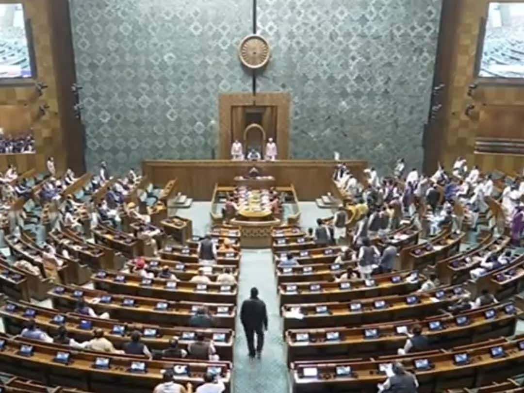 Parliament Winter Session Lok Sabha Suspends 33 More Oppn MPs MP's Suspension: ఒకేసారి 33 మంది ప్రతిపక్ష ఎంపీలపై సస్పెన్షన్ వేటు, లోక్‌సభ సంచలన నిర్ణయం