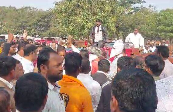 लासलगाव बाजार समितीत शेतकरी आक्रमक झाले आहेत. शेतकऱ्यांकडून लासलगाव बाजार समितात कांद्याचे लिलाव बंद पाडण्यात आले आहेत.