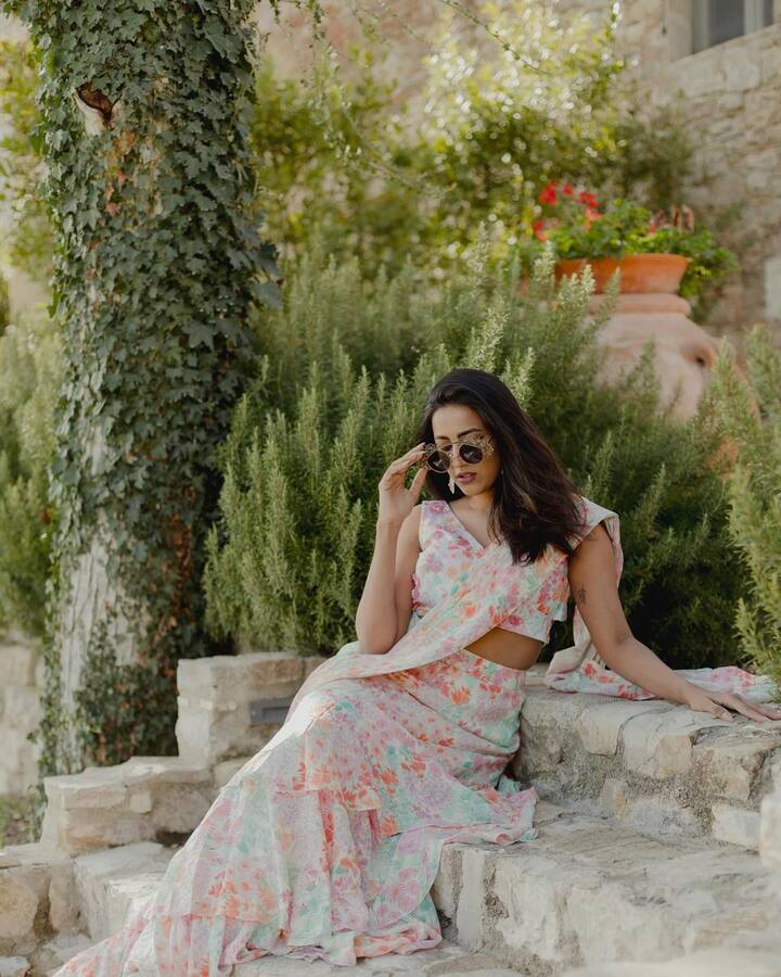 ఈటీవీ వేదికగా ఢీ జూనియర్స్​లో యాంకర్​గా చేసింది. ఆ సమయంలో ఆమె కొంటితనానికి చాలామంది ఫిదా అయ్యారు. అనంతరం ఆమె సినిమాల్లోకి అడుగుపెట్టింది.