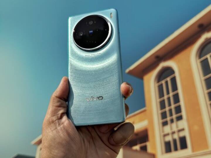 Vivo X100 Pro: फोटोग्राफी के शौकीन लोगों के लिए ये सीरीज अच्छी साबित होने वाली है क्योकि इसमें आपको शानदार कैमरा सेटअप मिलेगा. ये सीरीज MediaTek Dimensity 9300 प्रोसेसर पर काम करेगी. Vivo X100 Pro में 50MP का प्राइमरी लेंस, 50MP का अल्ट्रा वाइड एंगल लेंस और 50MP का सुपर टेलीफोटो लेंस मिल सकता है.