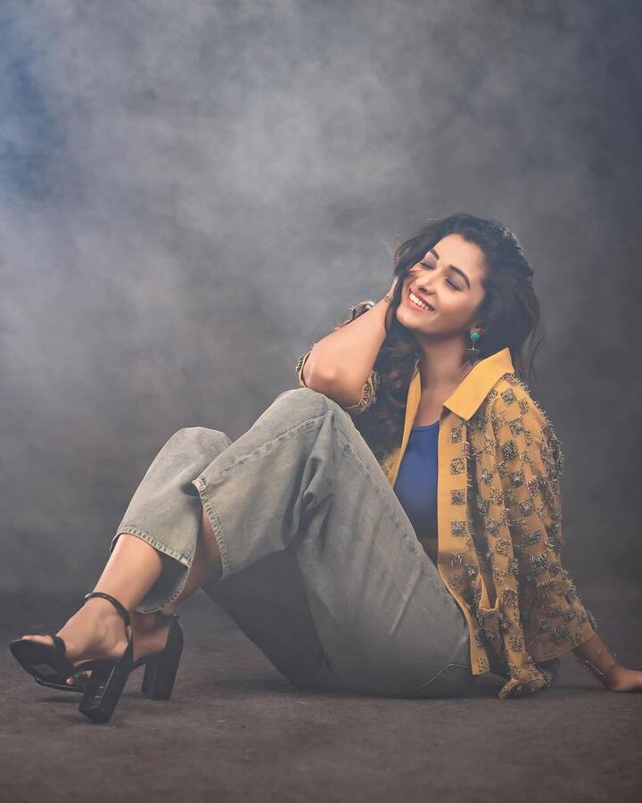 తెలుగులో కళ్యాణం కమనీయం అనే సినిమాలో నటించింది. తాజాగా దూత సిరీస్లో నాగచైతన్య సరసన మెరిసింది.