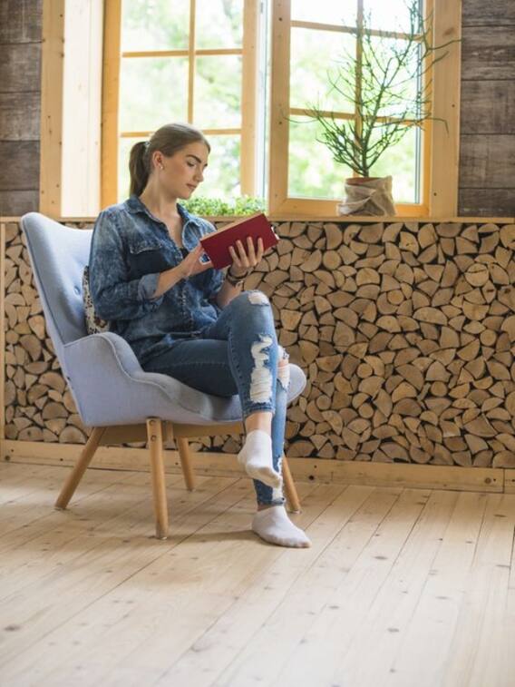 कुर्सी पर बैठे रहने से पैरों पर होता है ये असर