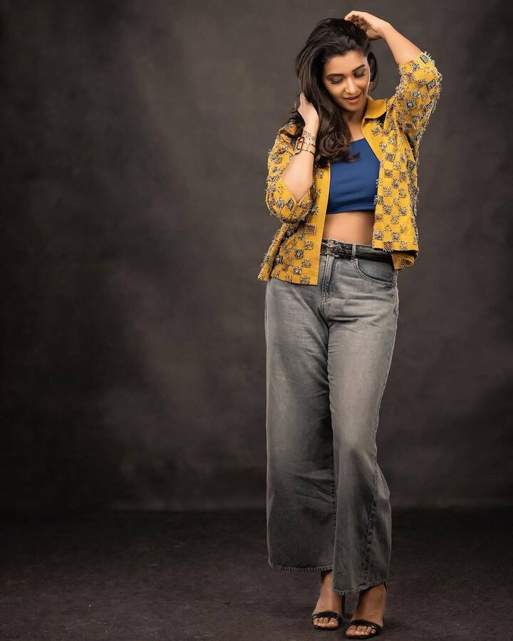 తన నటనతో పలు అవార్డులు సైతం సొంతం చేసుకుంది. ప్రస్తుతం తెలుగులో అవకాశాలు ఛేజిక్కించుకుంటుంది. భారతీయుడు 2లో కూడా ఈమె నటించనున్నట్లు సమాచారం.