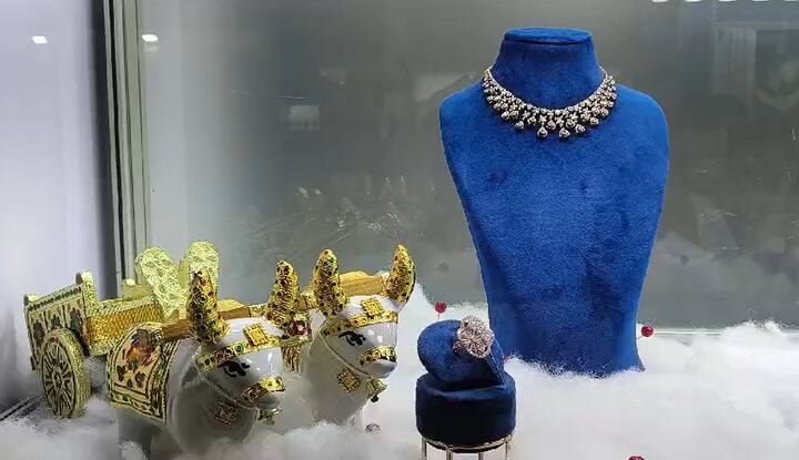 Surat-based Rasesh Jewelers took the initiative to create these themed sculptures dedicated to the Ram Temple in Ayodhya. The artwork, which weighs two kilograms, is a manifestation of intricate craftsmanship, utilising over 5,000 diamonds, gold, and silver. (Photo Source: ABP News)