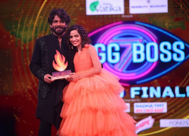 నాగార్జున నుంచి ఫ్రైర్ బ్రాండ్ అవార్డు తీసుకుంటున్న శోభ