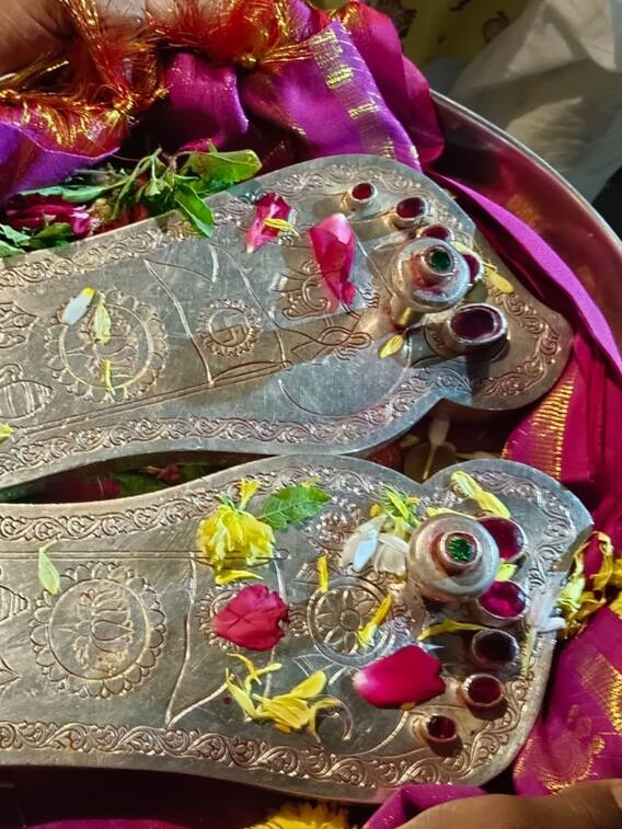 1 किलो सोना और सात किलो चांदी, देखें- कैसी हैं रामलला की चरण पादुकाएं
