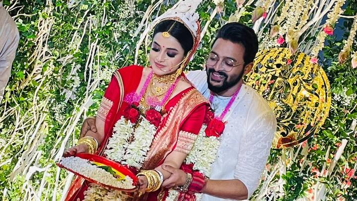 শুক্রবার বিয়ে সেরে, শনিবার হুডখোলা ভিন্টেজ রোলস রয়্যালসে চড়ে নববধূকে নিয়ে বাড়ি যান অভিনেতা।