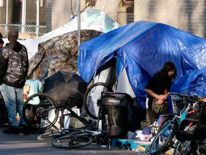 US Homeless: अमेरिकेतील बेघर लोकांची संख्या विक्रमी उच्चांकी 12 टक्क्यांनी वाढल्याचे एका नवीन सरकारी अहवालातून समोर आले आहे.