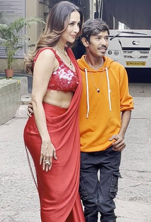 मलाइका ने अपने एक दिव्यांग फैन के साथ भी तस्वीरें क्लिक करवाईं. वहीं एक्ट्रेस ने इस जेस्चर को देख फैंस खूब तारीफ कर रहे हैं.