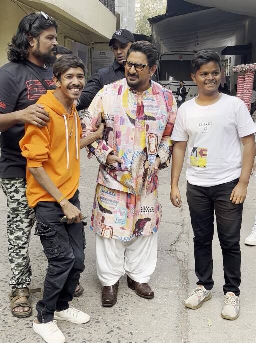 अरसद वारसी के आउटफिट की बात करें तो मल्टीकलर के कुर्ते पैजामे में अरशद बेहद हैंडसम लग रहे थे.